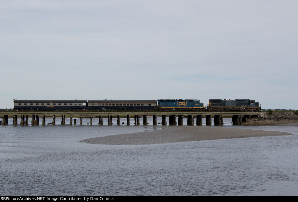 MEC 7541 Leads the CSX Geometry Train in Scarborough 